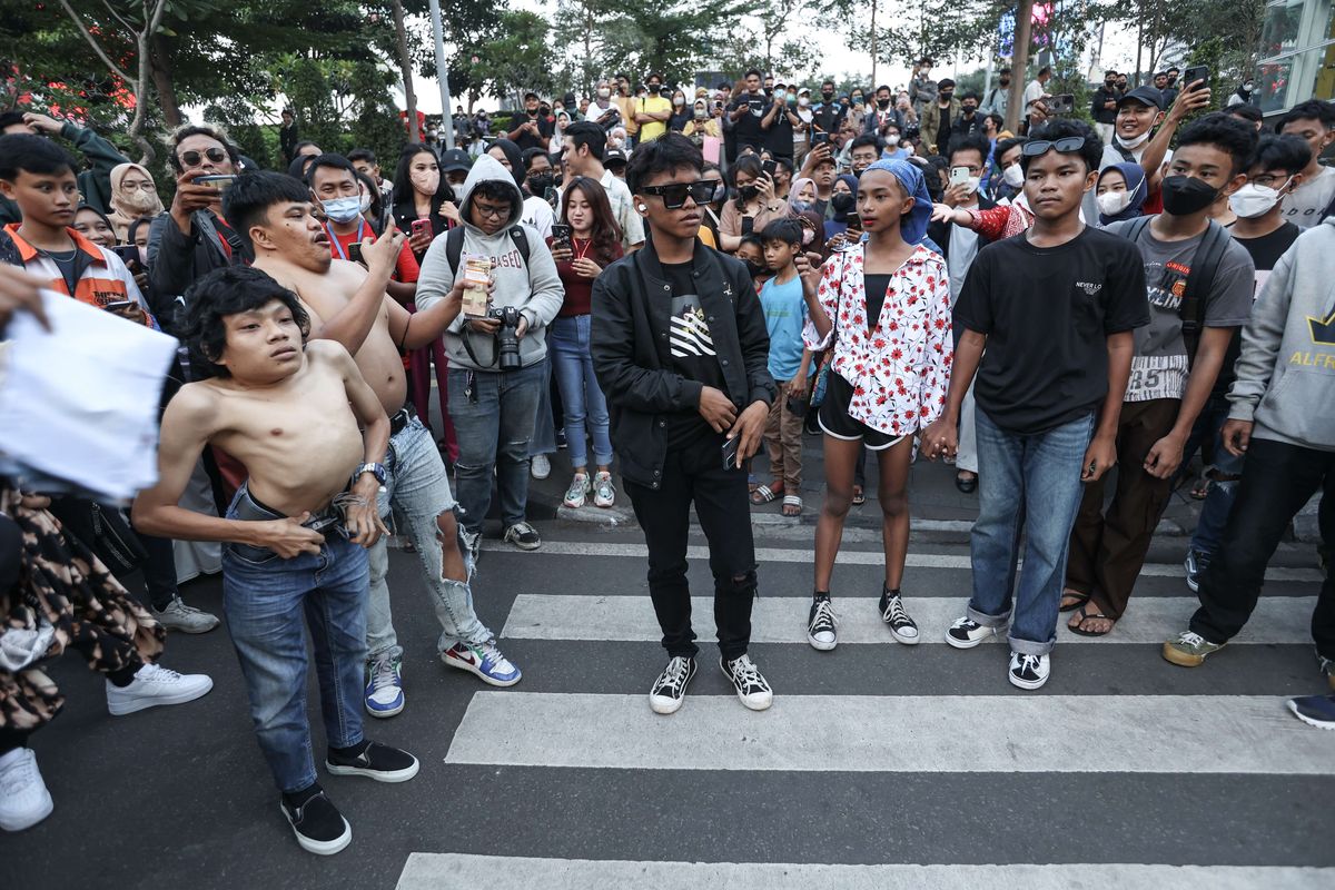 Suasana peragaan busana jalanan di kawasan Dukuh Atas, Jakarta, Rabu (20/7/2022).  Fenomena Citayam Fashion Week di kawasan Dukuh Atas mendadak viral karena gaya busana nyentik yang didominasi anak muda dari Depok, Citayam, dan Bojonggede.