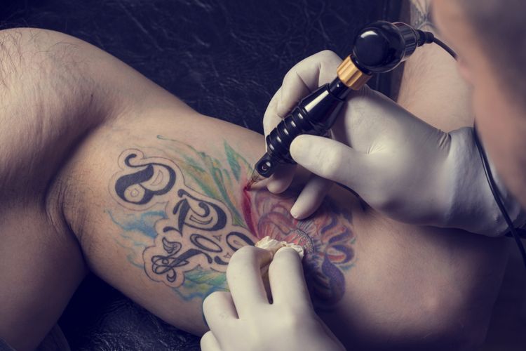 Ilustrasi pembuatan tato.