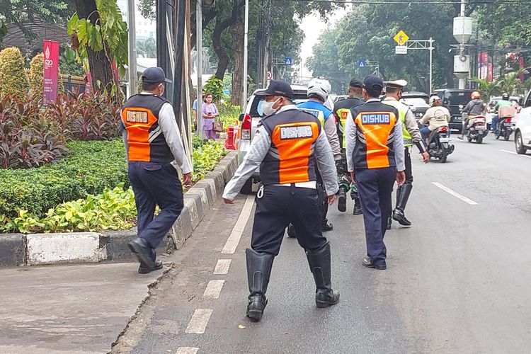 Satlantas Polres Metro Jakarta Pusat dan Sudinhub Jakarta Pusat mengadakan kegiatan sosialisasi parkir liar terhadap pengendara yang terbukti parkir sembarangan di Jalan Kebon Sirih, Gambir, Jakarta Pusat pada Rabu (6/7/2022).