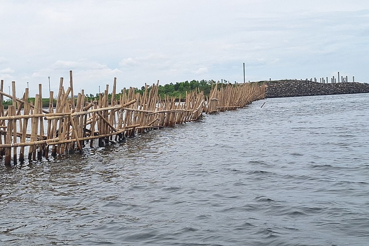 Warga Diduga Disuruh Orang untuk Bangun Pagar Laut di Pulau C