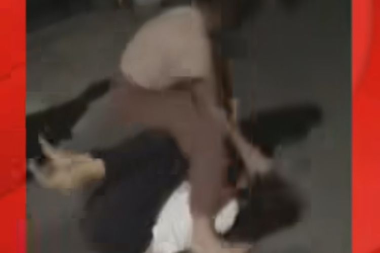 Dua Remaja Putri Saling Adu Jotos dan saling jambak hingga salah satunya tersungkur di jalanan