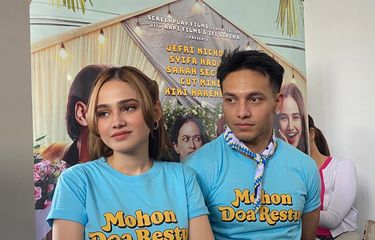Aktor Jefri Nichol dan Syifa Hadju dalam konferensi pers film Mohon Doa Restu di kawasan Kemang, Jakarta Selatan, Selasa (5/9/2023). 