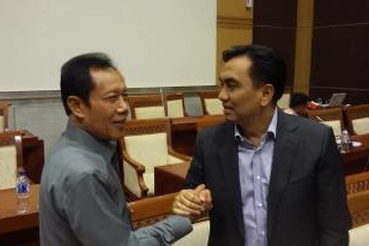 Kepala BIN Sutiyoso berjabat tangan dengan anggota Komisi I DPR RI Effendi Simbolon, di Ruang Komisi I DPR, Senayan, Jakarta, Kamis (10/9/2015).