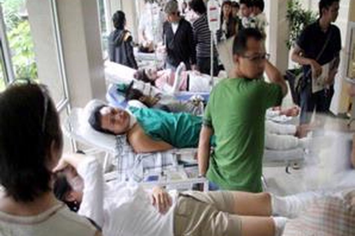 Belasan korban ledakan balon gas untuk syuting iklan salah satu provider telepon seluler meledak. Kini korban ditangani serius di Rumah Sakit Pusat Pertamina (RSPP), Jakarta. Minggu (4/10) Mereka menderita luka bakar di sekujur tubuh dengan besaran variatif. Sedangkan korban lainnya dibawa ke RSAL Mintohardjo 