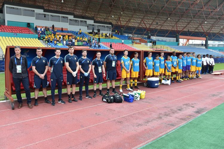 Staf pelatih dan pemain cadangan Timnas U-16 Australia saat lagu kebangsaan dikumandangkan jelang laga pamungkas Grup D Piala Asia U-16 2018 di Petaling Jaya, 28 September 2018. 