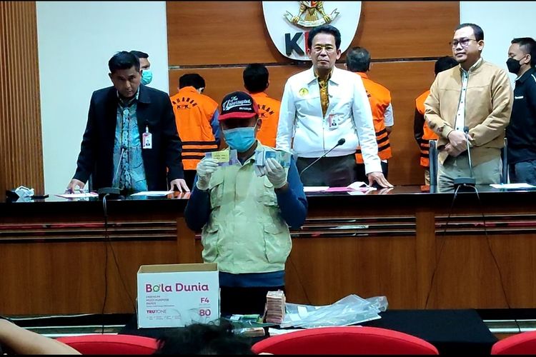 Petugas KPK menunjukkan  barang bukti uang Rp 1 miliar yang disita dari operasi tangkap tangan (OTT) Wakil Ketua DPRD Jawa Timur, Sahat Tua P. Simandjuntak. Uang tersebut merupakan 'ijon' (uang muka) terkait pengurusan alokasi dana hibah, Jumat (16/12/2022).