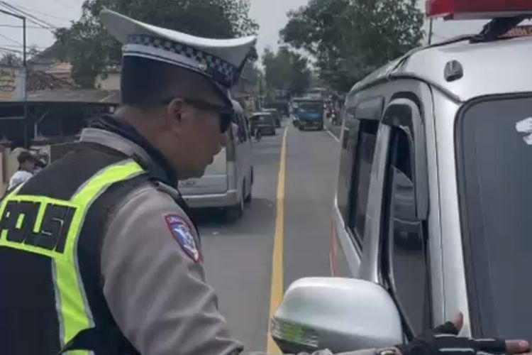 Pakai Sirene, Ambulans Bali Tepergok Terobos Macet Arus Balik di Bangkalan Tanpa Bawa Pasien