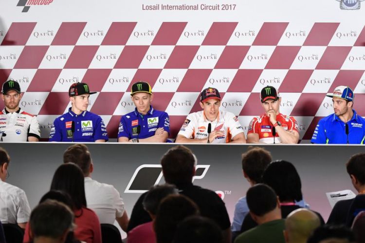 Para pebalap MotoGP (kiri-kanan): Cal Crutchlow (Inggris/LCR Honda), Maverick Vinales (Spanyol/Movistar Yamaha), Valentino Rossi (Italia/Movistar Yamaha), Marc Marquez (Spanyol/Repsol Honda), Jorge Lorenzo (Spanyol/Ducati Team), dan Andrea Iannone (Italia/Suzuki Ecstar) berpose setelah menjalani konferensi pers jelang GP Qatar di Sirkuit Internasional Losail, Rabu (22/3/2017).