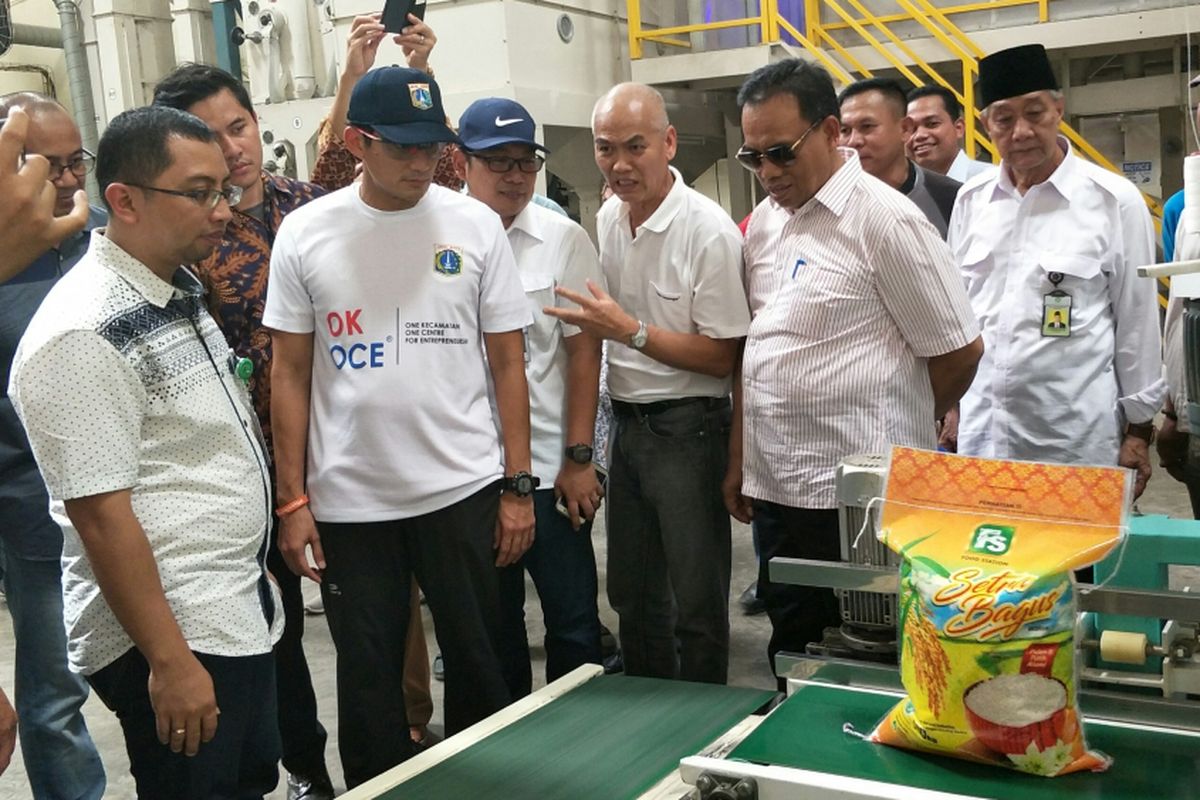 Wakil Gubernur DKI Jakarta Sandiaga Uno meninjau proses pengemasan beras di gudang bahan pangan PT Food Station Tjipinang Jaya, Jakarta Timur, Sabtu (25/11/2017).