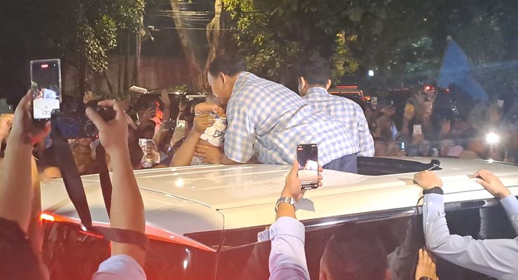 Prabowo Cium Bayi dari Atas Mobil Saat Berangkat ke Istora Senayan