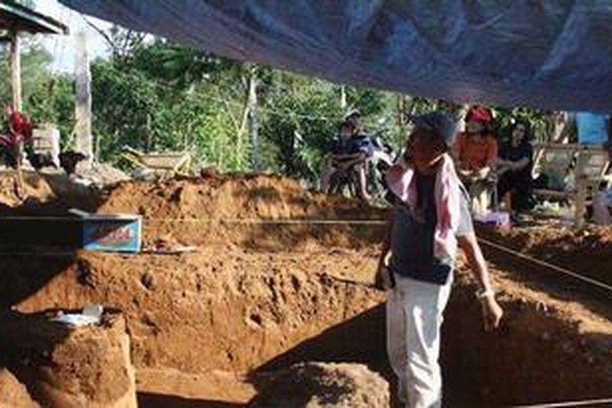 Ekskavasi dan pendataan dua tempayan kubur dari zaman megalitikum di Desa Jangkarmas, Kota Pagaralam, Sumatera Selatan, yang dilaksanakan tim arkeolog Balai Arkeologi Palembang, Sabtu (19/5/2012). Tempayan kubur merupakan bagian dari penguburan masyarakat megalitikum di kawasan Basemah (kaki Gunung Dempo). 