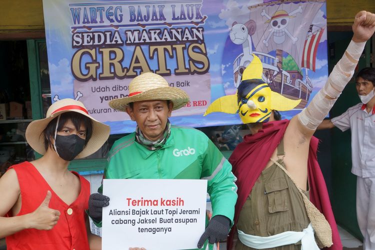 Ammar Yasir bersama temannya, dan driver ojek online berfoto di depan Warteg Bajak Laut yang belokasi di Cilandak, Jakarta Selatan pada Rabu (21/9/2022).