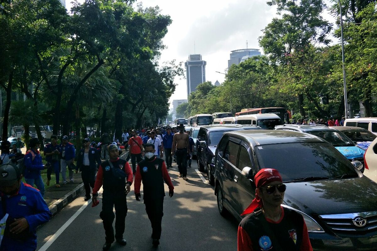 Massa buruh yang menggelar aksi unjuk rasa menuntut kenaikkan UMP di kawasan Monas dan Jalan Medan Merdeka Barat, Jakarta Pusat, Rabu (8/12/2021) membubarkan diri. Mereka bergeser ke Gedung Balai Kota DKI Jakarta. 