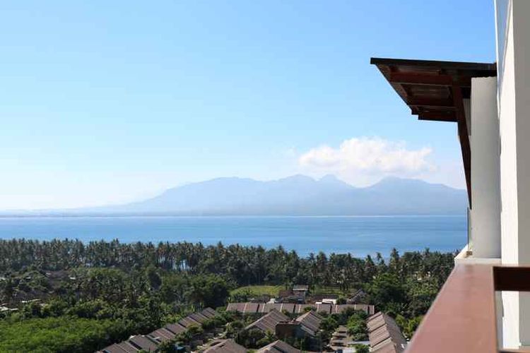 Pemandangan dari balkon salah satu kamar di penginapan ILLIRA Hotel Banyuwangi yang berlokasi dekat dengan Pantai Solong, Banyuwangi.