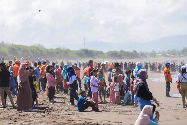 Libur Lebaran, Wisatawan Serbu Pantai Papuma–Watu Ulo Jember, Pengunjung Capai 6.121 Orang