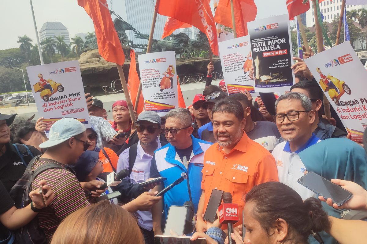 Presiden Konfederasi Serikat Pekerja Indonesia (KSPI) Said Iqbal saat memberikan keterangan di Patung Kuda Arjuna Wijaya terkait tuntutan demo buruh tekstil pada Rabu  (3/7/24). demo buruh sendiri diikuti sejumlah serikat pekerja salah satunya Serikat Pekerja Nasional (SPN) 