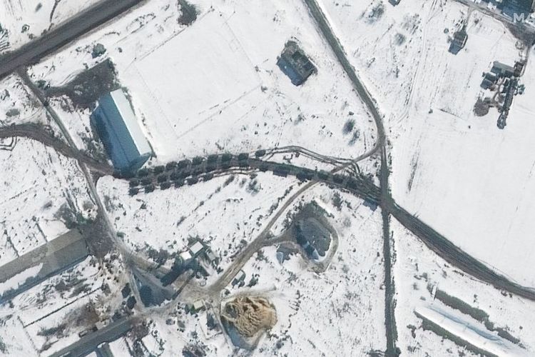 Gambar satelit menunjukkan batalion senapan bermotor dalam konvoi, dekat Soloti, Rusia pada Minggu (20/2/2022). 
