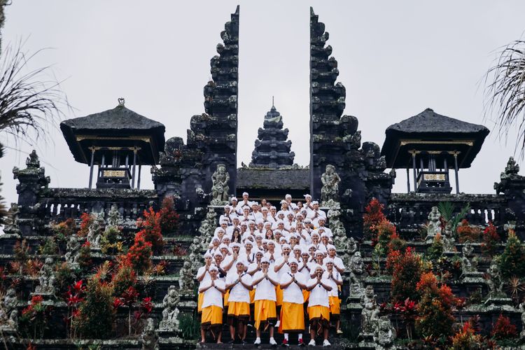 Tim Bali United foto bersama usai sembahyang di Pura Ulun Danu Batur dan Pura Penataran Agung Besakih, Senin (22/5/2023) siang.