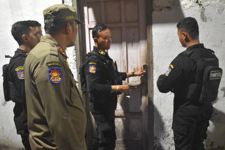 Pemkot Surabaya saat sidak di eks lokalisasi Moroseneng, Senin (13/10/2025).