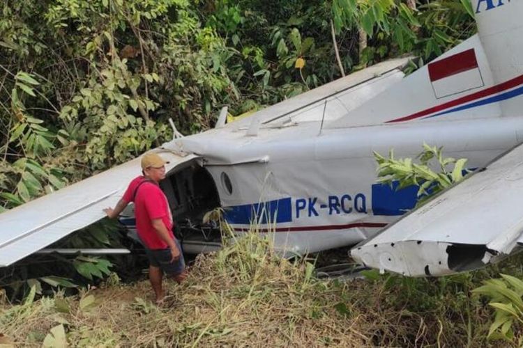 Kondisi pesawat AMA yang melakukan pendaratan darurat di Distrik Senggi, Kabupaten Keerom, Papua, Selasa (28/6/2022)