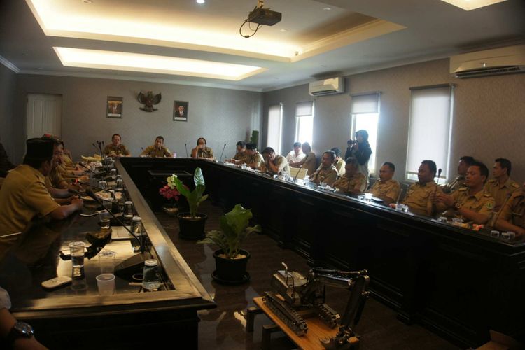 Perkalian dari 67 kades  beraudiensi dengan perwakilan Pemkab Karawang dan Komisi A DPRD Karawang, Senin (12/3/2018). Mereka menuntut Pilkades serentak di 67 desa digelar 2018, bukan 2019.