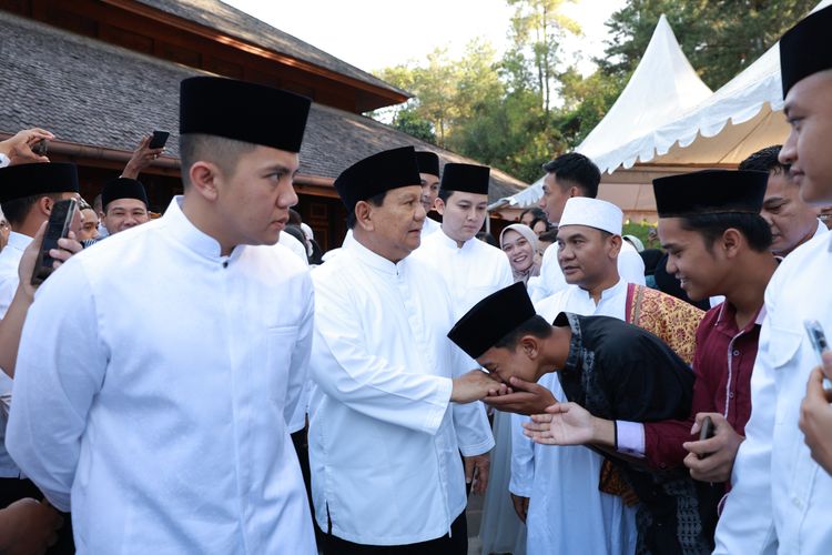 Menteri Pertahanan sekaligus Presiden Pemenang Pemilu 2024, Prabowo Subianto menyalam anak yang ada di sekitar Masjid Nurul Wathon yang berada di Padepokan Garuda Yaksa, Hambalang, Bogor, Jawa Barat, Rabu (10/4/2024).