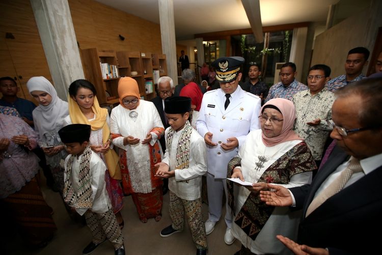 Gubernur DKI Jakarta terpilih, Anies Baswedan bersama kerabat berdoa bersama sebelum menghadiri pelantikan Gubernur DKI Jakarta saat terlihat di kediamannya di Lebak Bulus, Jakarta Selatan, Senin (16/10/2017). Pasangan Anies Baswedan -  Sandiaga Uno akan mempimpin DKI Jakarta periode 2017 - 2022. KOMPAS IMAGES/KRISTIANTO PURNOMO