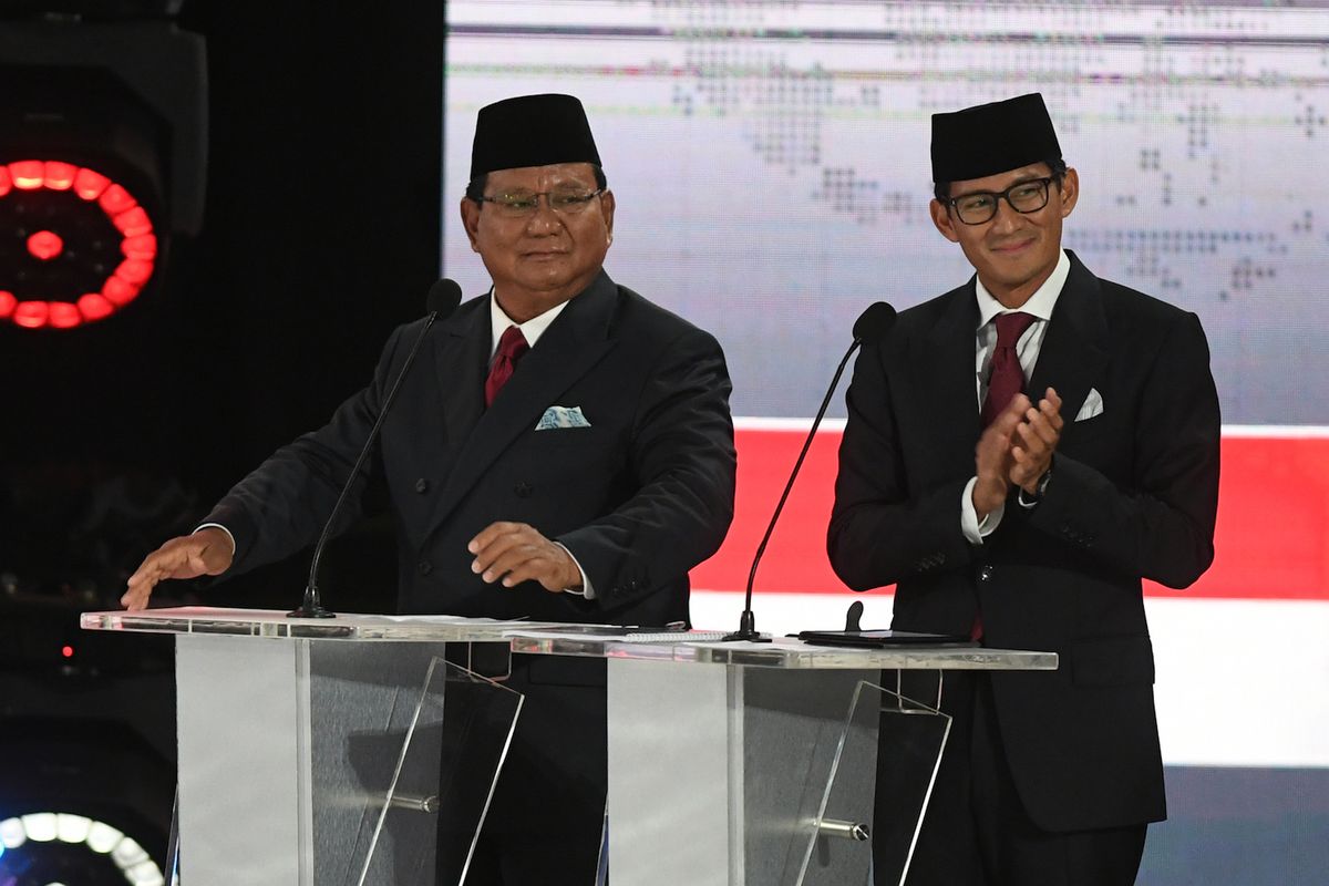 Pasangan nomor urut 02 Prabowo Subianto dan Sandiaga Uno  mengikuti debat kelima  Pilpres 2019 di Hotel Sultan, Jakarta, Sabtu (13/4/2019). Debat kelima tersebut mengangkat tema Ekonomi dan Kesejahteraan Sosial, Keuangan dan Investasi serta Perdagangan dan Industri. ANTARA FOTO/Wahyu Putro A/hp.