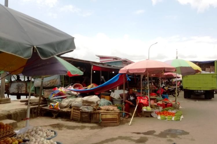 Pedagang di Mardika, Ambon  kembali berjualan seperti biasa setelah sempat kabur saatseekor kerbau mengamuk di pasar tersebut, Kamis (12/9/2019)