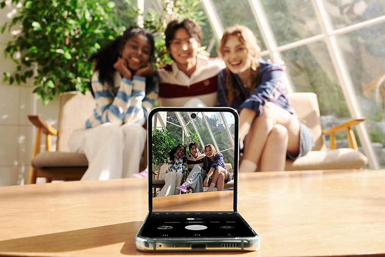 Samsung juga menghadirkan fitur Dual Camera. Fitur ini dapat menampilkan bidikan gambar di layar utama ataupun layar sekunder saat ingin memotret/selfie dan mengambil video