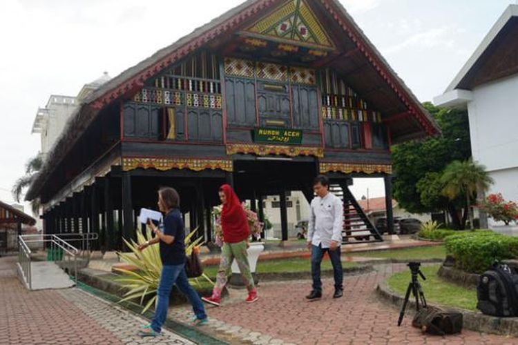 Renitasari Adrian (tengah), Program Director Bakti Budaya Djarum Foundation; dan Yovie Widianto (kanan) di Rumoh Aceh, Banda Aceh, Selasa (20/10/2015).