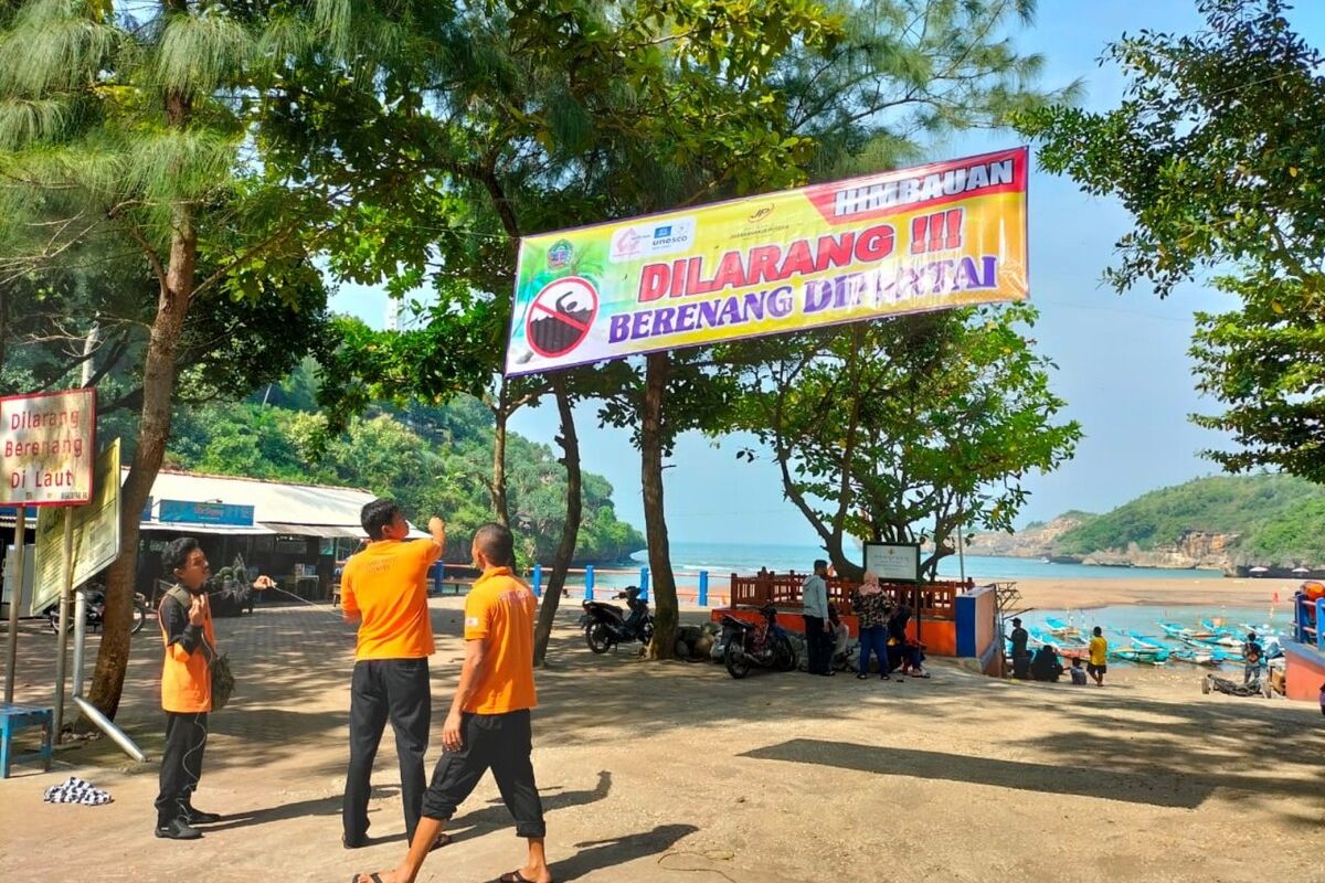 Tim SAR Satlinmas Wilayah II Gunungkidul Memasang Imbauan Larangan Mandi di Laut di Kawasan Pantai Baron Gunungkidul