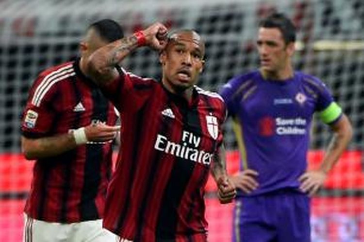 Gelandang AC Milan, Nigel de Jong, mencetak gol pada laga lanjutan Serie-A melawan Fiorentina, Minggu atau Senin (27/10/2014) dini hari WIB. 