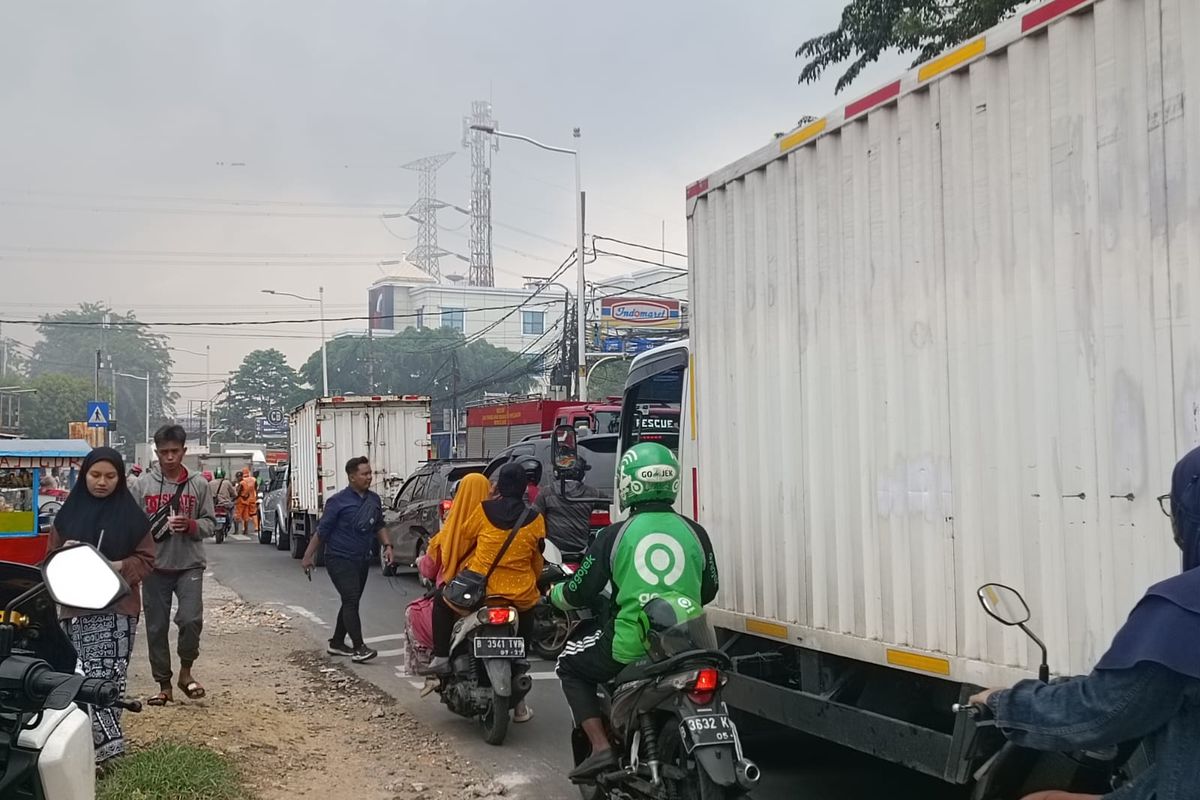 Kemacetan di Jalan Pahlawan Revolusi, Pondok Bambu, Duren Sawit, Jakarta Timur, Selasa (2/5/2023).
