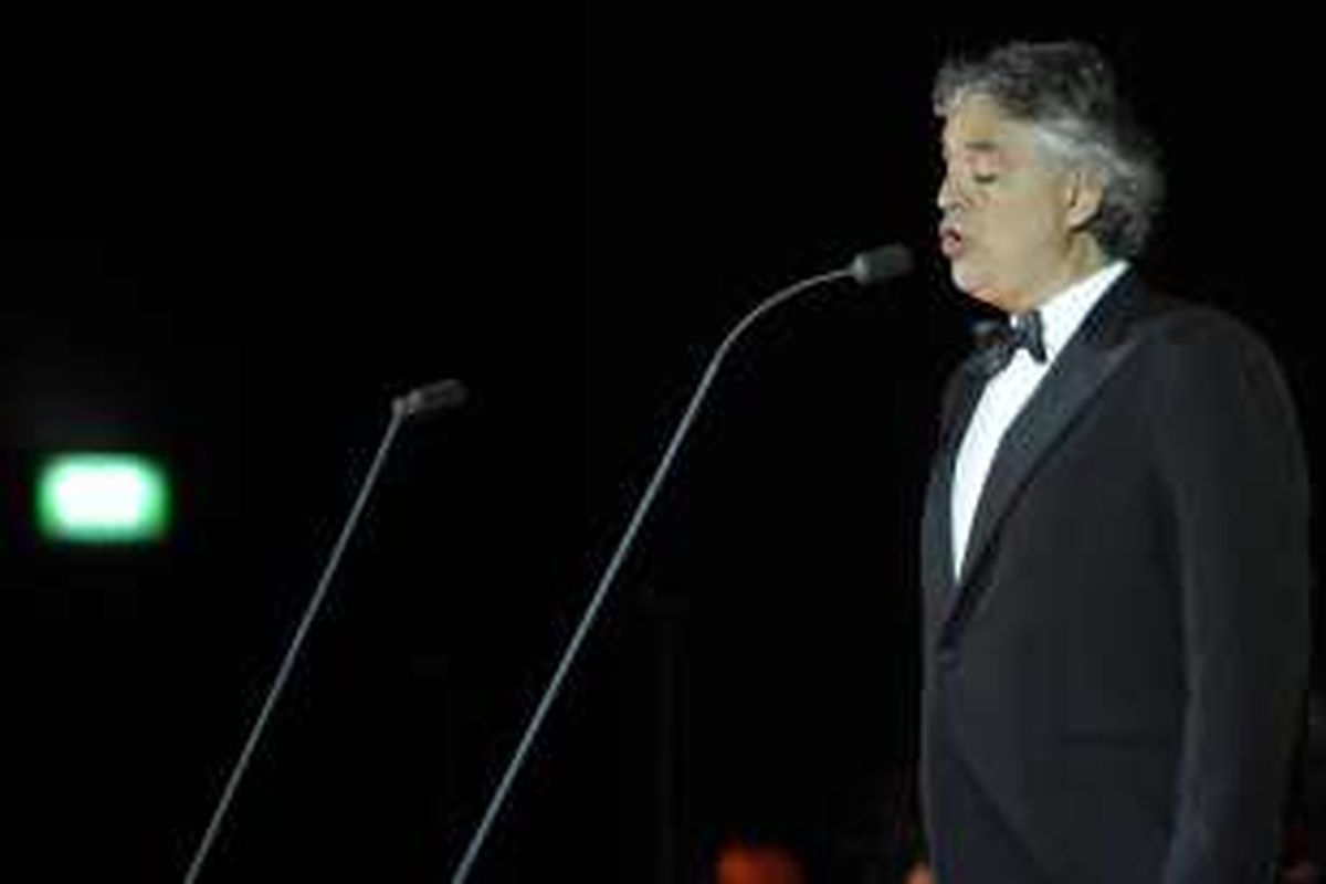 Penyanyi tenor asal Italia Andrea Bocelli menggelar konsernya di Grand Ballroom, Hotel Ritz Carlton Jakarta, Minggu (15/5/2011).