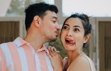 Pasangan artis Edo Borne dan Hesti Purwadinata.