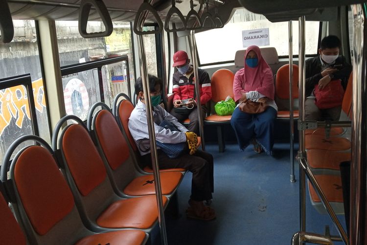 Sejumlah penumpang tampak duduk berjarak di dalam layanan bus gratis tujuan Jakarta, di Stasiun Bojonggede, Kabupaten Bogor, Jawa Barat, Senin (15/6/2020).