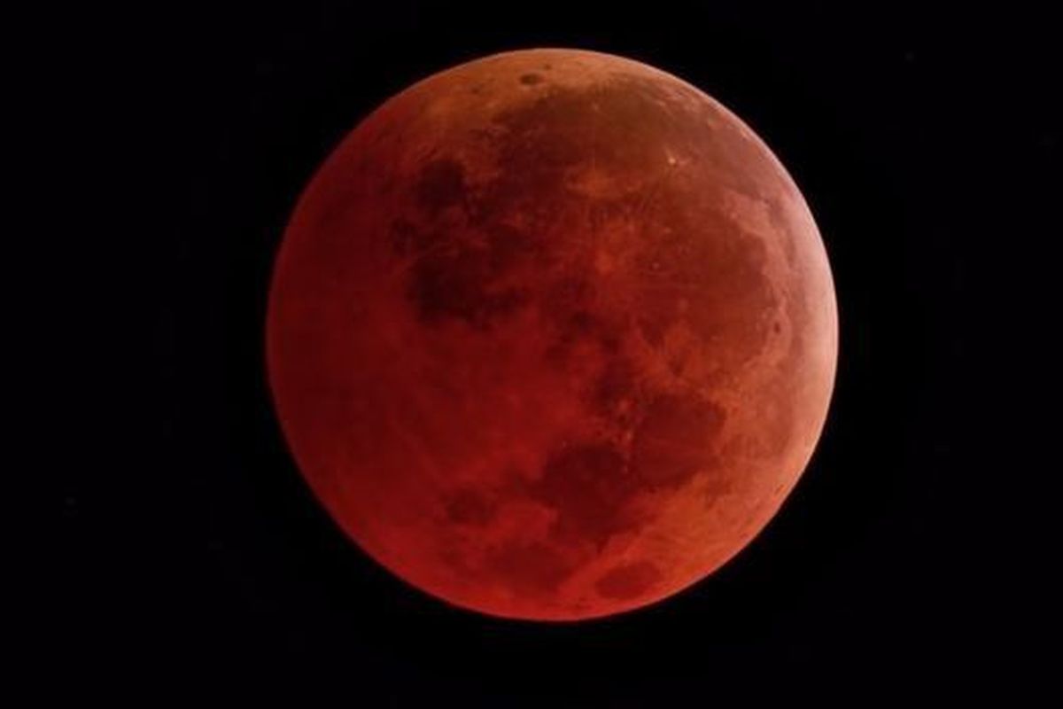 Ilustrasi selama gerhana bulan total, sinar matahari disaring oleh atmosfer bumi dan bulan berwarna oranye. [NASA VIA BBC INDONESIA]