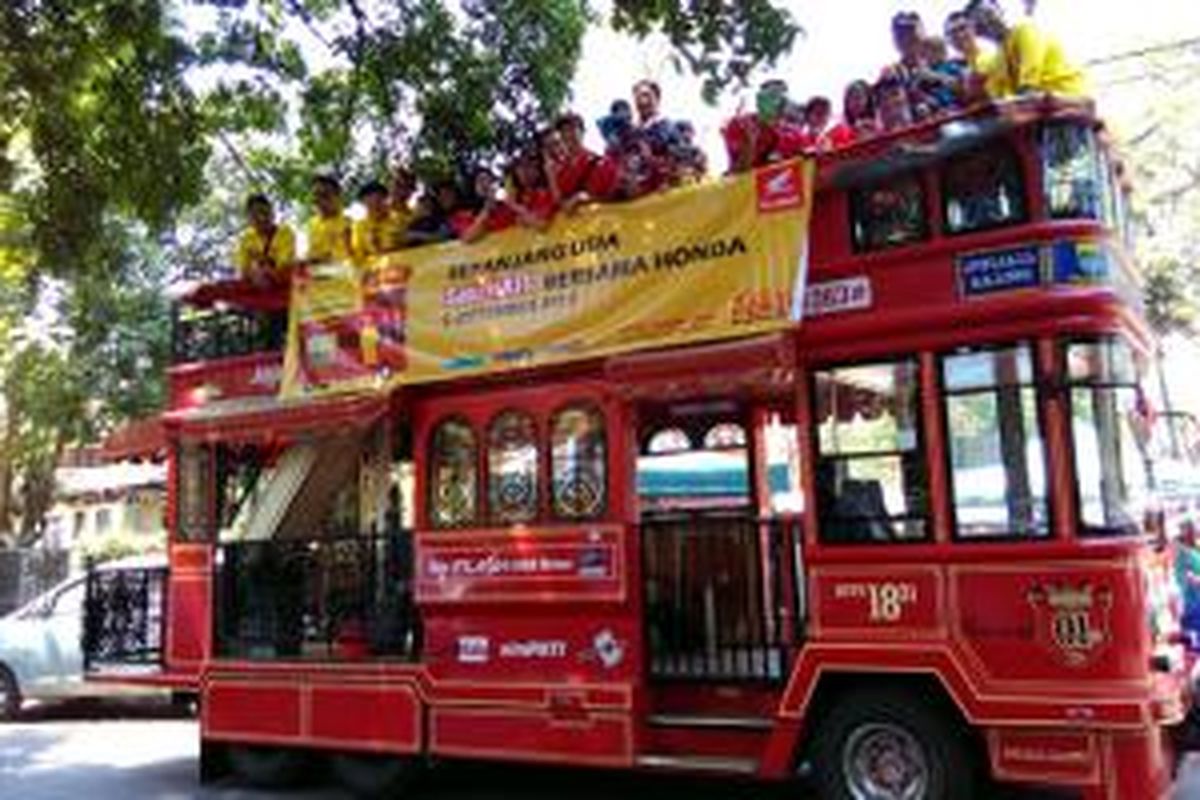 Konsumen sepeda motor Honda di Jawa Barat yang beruntung diajak naik Bandros, bus wisata di Bandung.