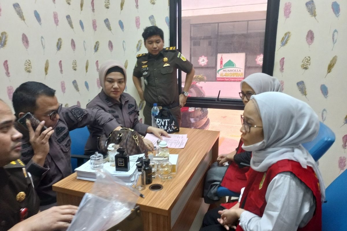 Jaksa tengah memeriksa Rihana-Rihani, tersangka kasus penipuan iPhone di Kejaksaan Negeri Tangerang Selatan pada Kamis (31/8/2023). Pemeriksaan ini dalam rangka penyerahan berkas tersangka dan barang bukti tahap II.
