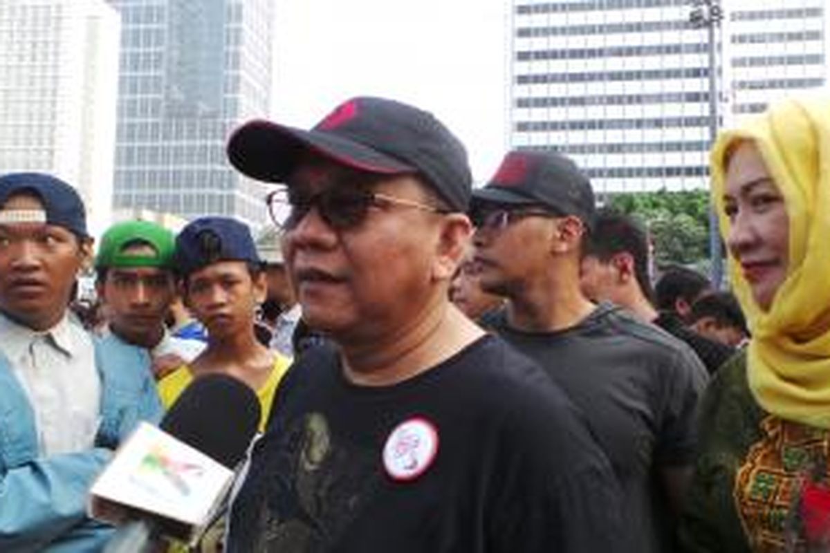 Wakil Ketua DPRD DKI Mohamad Taufik (depan) dan anggota fraksi Partai Gerindra DPRD DKI Fajar Sidik, saat ditemui di Hari Bebas Kendaraan Bermotor (HBKB), Minggu (22/3/2015). 