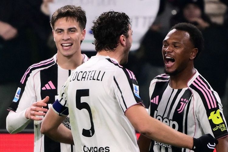 Lois Openda (kanan) merayakan gol dengan Manuel Locatelli dan Kenan Yildiz (kiri) dalam pertandingan sepak bola Serie A Liga Italia antara Juventus vs AS Roma di Stadion Allianz di Turin, Italia utara, pada 20 Desember 2025. (Foto oleh MARCO BERTORELLO / AFP)