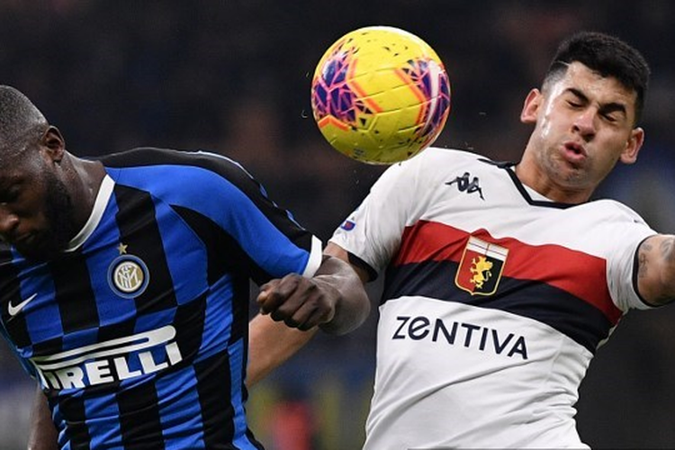 Romelu Lukaku berduel dengan Cristian Romero saat laga antara Inter Milan vs Genoa yang berlangsung di Stadion Giuseppe Meazza, San Siro, Milan, Sabtu (21/12/2019) atau Minggu dini hari WIB.