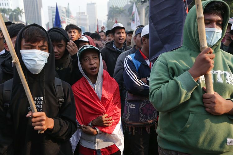 Massa melakukan demonstrasi di kawasan Patung Kuda Arjuna Wijaya, Jakarta Pusat, Selasa (13/9/2022). Massa buruh hingga mahasiswa turun ke jalan untuk menolak kenaikan harga BBM