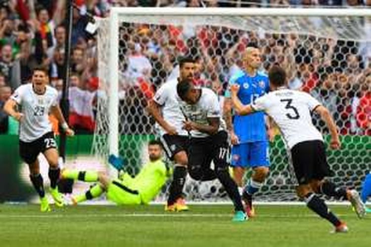 Jerome Boateng merayakan gol Jerman ke gawang Slovakia pada pertandingan 16 besar Piala Eropa 2016 di Lille, Minggu (26/6/2016). 