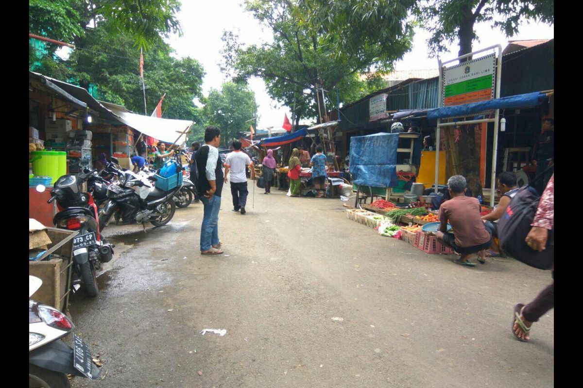 Lokasi tempat kejadian perkara (TKP) tewasnya Tarminah (54) di dekat proyek pembangunan Rusunawa Pasar Rumput, Jakarta Selatan tak dipasangi garis polisi atau police line, Senin (19/3/2018).