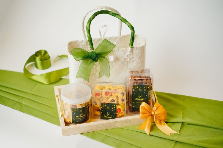 Ilustrasi hampers Lebaran berisi kue-kue kering. 