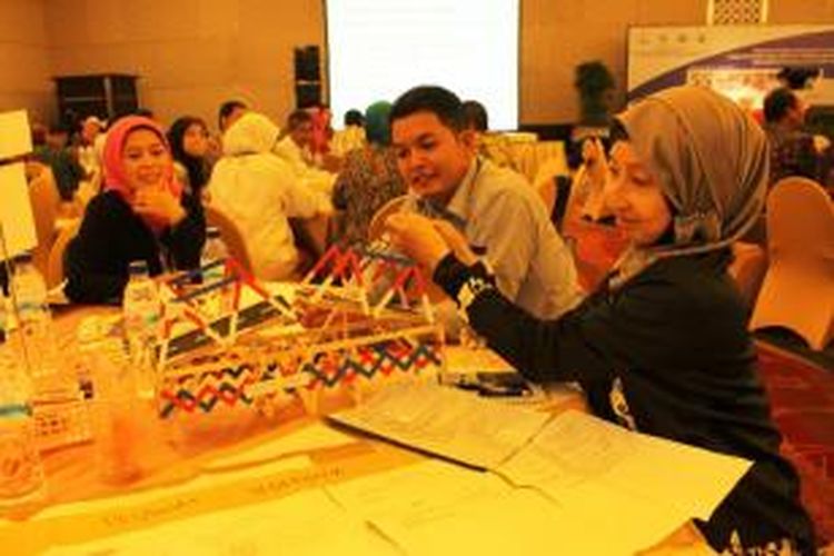 160 peserta pelatihan USAID PRIORITAS dari kalangan pendidik berdiskusi soal karya siswa di hotel Grand Clarion, Makassar, Kamis (26/2/2015).