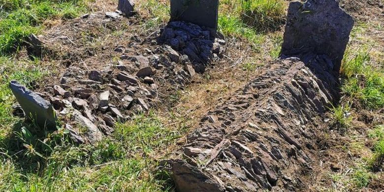 Upaya pembersihkan pemakaman kuno di Irlandia ini telah berlangsung sejak Agustus 2020.
