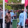 Jokowi Bagikan Seribu Paket Sembako Secara Mendadak di Gedung Agung Yogyakarta